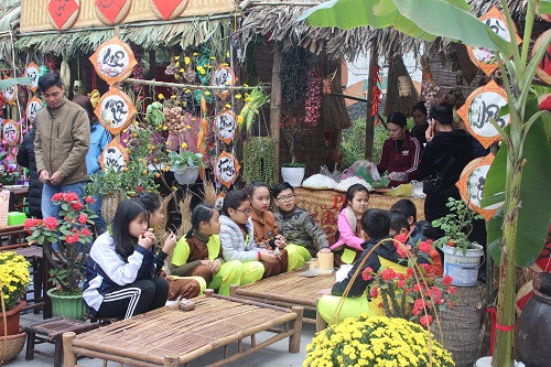 40 gian hàng với đa dạng các món ăn cổ truyền được dựng hết sức công phu. Ảnh: theo QTV 40 gian hàng với đa dạng các món ăn cổ truyền được dựng hết sức công phu. Ảnh: theo QTV