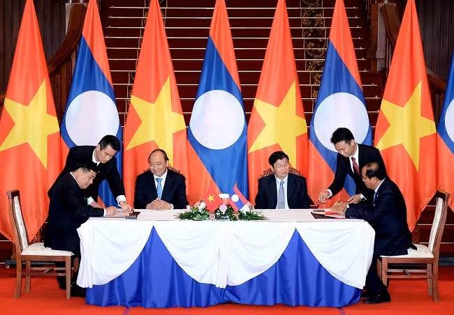 Hai Thủ tướng chứng kiến lễ ký kết các văn kiện hợp tác. - Ảnh: VGP