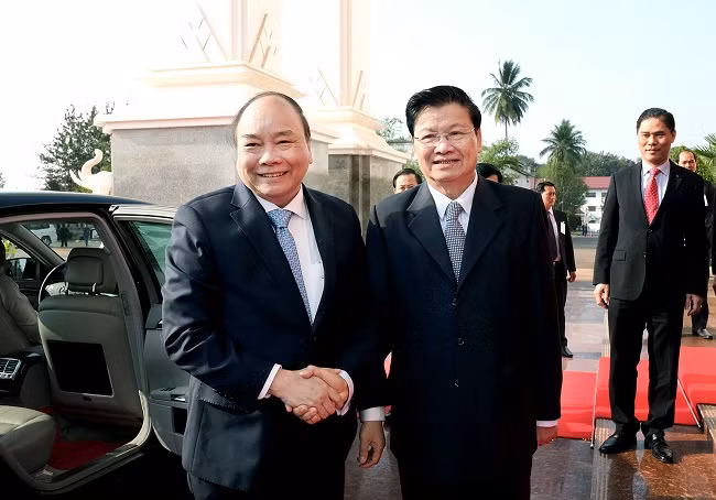 Thủ tướng Nguyễn Xuân Phúc và Thủ tướng CHDCND Lào Thoonglun Sisulith. Ảnh: VGP