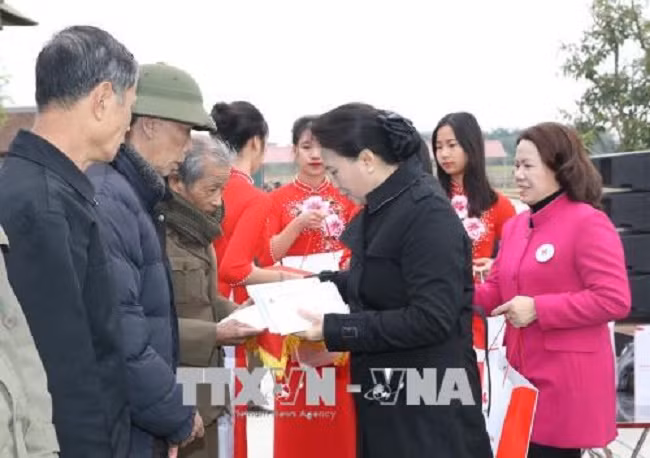 Chủ tịch Quốc hội Nguyễn Thị Kim Ngân tặng quà Tết cho các gia đình có hoàn cảnh khó khăn. Ảnh: TTXVN