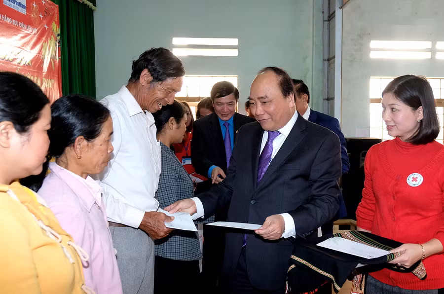 Thủ tướng trao quà Tết cho đồng bào. - Ảnh: VGP/Quang Hiếu Thủ tướng trao quà Tết cho đồng bào. - Ảnh: VGP/Quang Hiếu