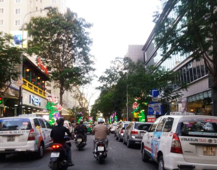 Mặc dù tạo hiệu ứng tích cực, được Thủ tướng Chính phủ đánh giá tốt và chỉ đạo các địa phương khác thực hiện những đến nay vỉa hè, lòng đường trên nhiều tuyến đường ở quận 1, cũng như các địa bàn khác tại TPHCM lại tiếp tục bị lấn chiếm nghiêm trọng. Ảnh: VGP Mặc dù tạo hiệu ứng tích cực, được Thủ tướng Chính phủ đánh giá tốt và chỉ đạo các địa phương khác thực hiện những đến nay vỉa hè, lòng đường trên nhiều tuyến đường ở quận 1, cũng như các địa bàn khác tại TPHCM lại tiếp tục bị lấn chiếm nghiêm trọng. Ảnh: VGP