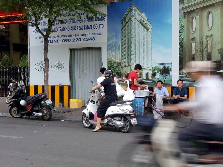 Trong lúc được giao phụ trách trật tự đô thị, để kết quả "chiến dịch giành lại vỉa hè" bền vững, ông Hải đã chỉ đạo lập các phố hàng rong, tạo điều kiện mưu sinh cho những người buôn bán nghèo nhưng đến nay tình trạng bán hàng rong lại tái diễn. Ảnh: VGP Trong lúc được giao phụ trách trật tự đô thị, để kết quả "chiến dịch giành lại vỉa hè" bền vững, ông Hải đã chỉ đạo lập các phố hàng rong, tạo điều kiện mưu sinh cho những người buôn bán nghèo nhưng đến nay tình trạng bán hàng rong lại tái diễn. Ảnh: VGP
