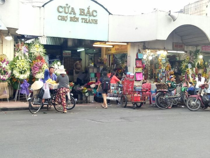 Khu vực chợ Bến Thành, người buôn bán lấn chiếm vỉa hè, dưới lòng đường là hàng rong. Ảnh: VGP Khu vực chợ Bến Thành, người buôn bán lấn chiếm vỉa hè, dưới lòng đường là hàng rong. Ảnh: VGP