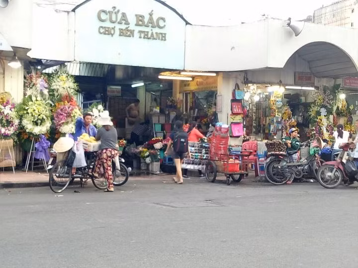 Khu vực chợ Bến Thành, người buôn bán lấn chiếm vỉa hè, dưới lòng đường là hàng rong. Ảnh: VGP
