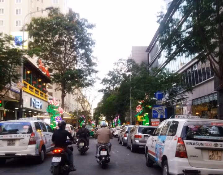 Mặc dù tạo hiệu ứng tích cực, được Thủ tướng Chính phủ đánh giá tốt và chỉ đạo các địa phương khác thực hiện những đến nay vỉa hè, lòng đường trên nhiều tuyến đường ở quận 1, cũng như các địa bàn khác tại TPHCM lại tiếp tục bị lấn chiếm nghiêm trọng. Ảnh: VGP