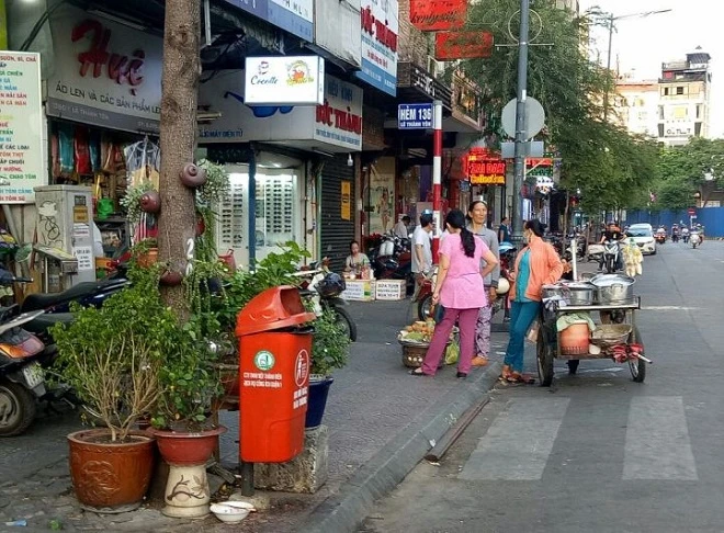 Ông Đoàn Ngọc Hải - Phó chủ tịch UBND quận 1 đã gửi đơn từ chức đến Thành ủy và UBND TPHCM để giữ lời hứa "không giành lại được vỉa hè là cởi áo về vườn". Ảnh: VGP