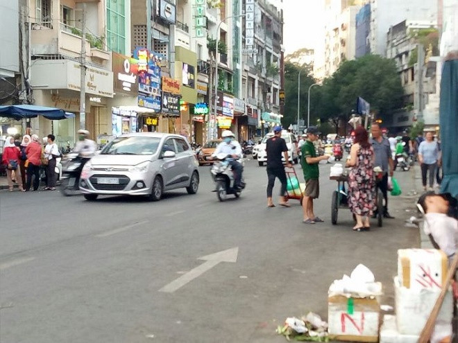Sau một thời gian ra quân rầm rộ, nay vỉa hè ở nhiều tuyến đường trên địa bàn quận 1 lại bị lấn chiếm trước sự bất lực của những người muốn giành lại. Ảnh: VGP Sau một thời gian ra quân rầm rộ, nay vỉa hè ở nhiều tuyến đường trên địa bàn quận 1 lại bị lấn chiếm trước sự bất lực của những người muốn giành lại. Ảnh: VGP