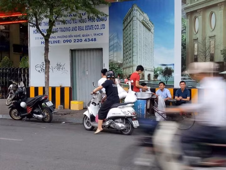 Trong lúc được giao phụ trách trật tự đô thị, để kết quả "chiến dịch giành lại vỉa hè" bền vững, ông Hải đã chỉ đạo lập các phố hàng rong, tạo điều kiện mưu sinh cho những người buôn bán nghèo nhưng đến nay tình trạng bán hàng rong lại tái diễn. Ảnh: VGP
