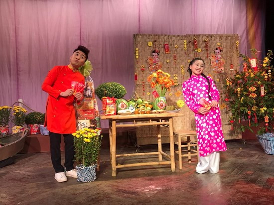 Một cảnh đón tết trong MV “Về quê ăn tết” Một cảnh đón tết trong MV “Về quê ăn tết”