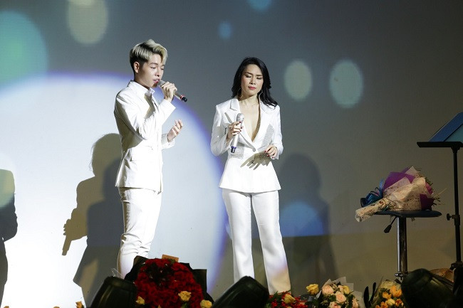 Mỹ Tâm hát cùng học trò, quán quân The Voice.