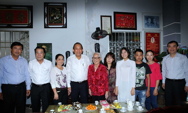 Phó Thủ tướng tới thăm bà mẹ Việt Nam anh hùng Võ Thị Tường. Ảnh: VGP