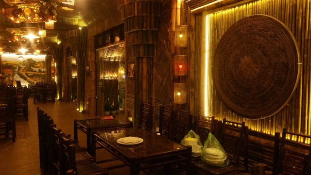 Chiếc trống đồng được trang trí đan xen với chất liệu tre, nứa Chiếc trống đồng được trang trí đan xen với chất liệu tre, nứa