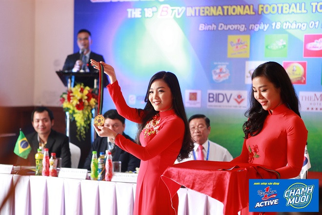 BTC giới thiệu huy chương Vàng cho đội vô địch BTC giới thiệu huy chương Vàng cho đội vô địch