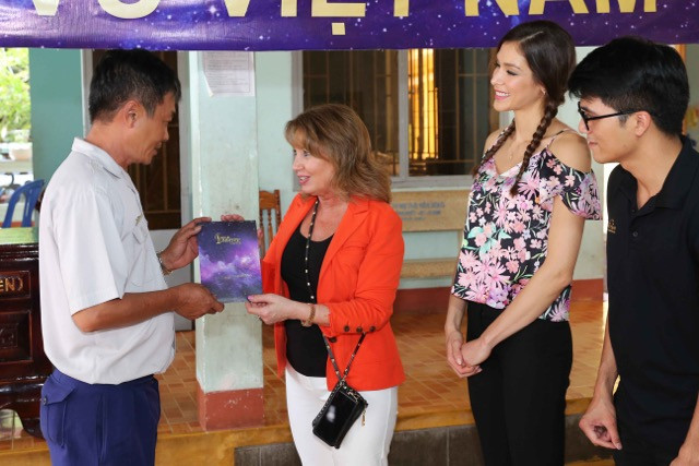 HHHV Thế Giới Dayana Medoza đi từ thiện tại Nha Trang.