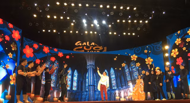 Đặc sắc với tiết mục chào mừng của chương trình. Đặc sắc với tiết mục chào mừng của chương trình.