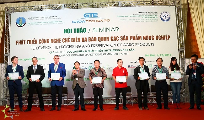 Trao giấy chứng nhận tham gia GROWTECH 2017 cho đại diện các doanh nghiệp