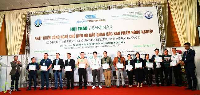 Trao giấy chứng nhận tham gia GROWTECH 2017 cho đại diện các doanh nghiệp Trao giấy chứng nhận tham gia GROWTECH 2017 cho đại diện các doanh nghiệp