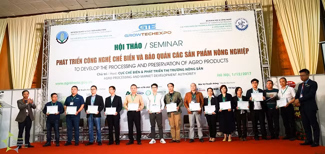 Trao giấy chứng nhận tham gia GROWTECH 2017 cho đại diện các doanh nghiệp