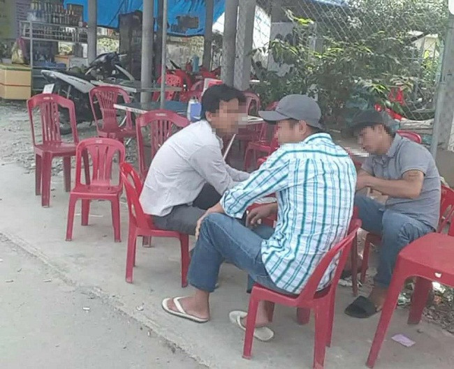 Nhóm người ngồi ở quán nước gần trạm thu phí xông đến chửi bới, đe dọa tài xế khi phản ứng hoặc trả tiền lẻ lúc mua vé qua trạm BOT Cai Lậy