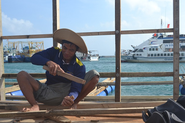 Sửa chữa đóng mới lồng bè để khôi phục nuôi tôm hùm,cá bớp