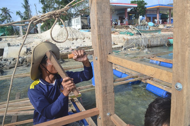 Người dân sửa chữa đóng mới lồng bè để khôi phục nuôi tôm hùm,cá bớp