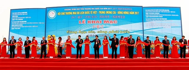 Các đại biểu cắt băng khai mạc Hội chợ