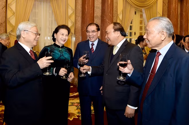 Tổng Bí Thư Nguyễn Phú Trọng, nguyên Tổng Bí thư Nông Đức Mạnh, Thủ tướng Nguyễn Xuân Phúc và Chủ tịch Quốc hội Nguyễn Thị Kim Ngân tại buổi gặp mặt. Ảnh: VGP