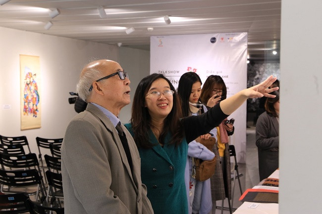 Nhà nghiên cứu Phan Ngọc Khuê trong triển lãm về tranh Hàng Trống. Nhà nghiên cứu Phan Ngọc Khuê trong triển lãm về tranh Hàng Trống.