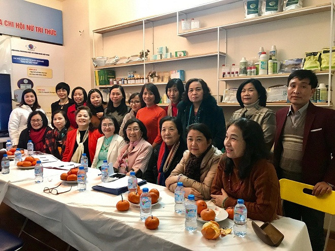 Các đại biểu chụp ảnh lưu niệm tại buổi Tổng kết hoạt động của Trung tâm