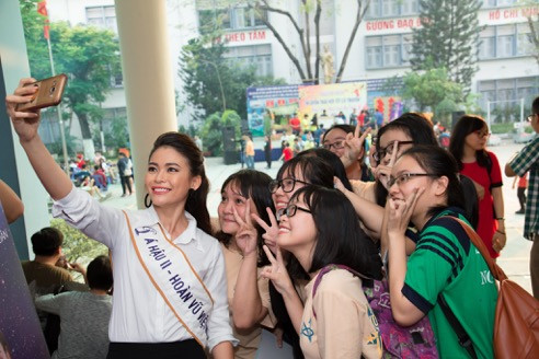 Selfie cùng các em học sinh THPT Nguyễn Trãi.
