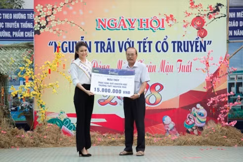 Á hậu Mâu Thủy đã đại diện cho tổ chức Hoa hậu Hoàn vũ Việt Nam trao tặng quỹ khuyến học trường