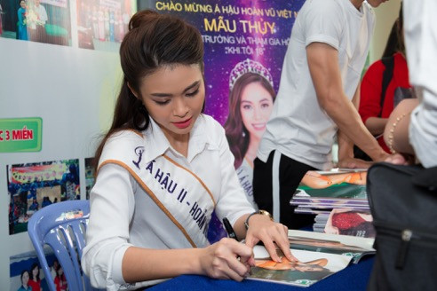 Ký tặng tạp chí Miss Univers Vietnam cho nhà trường và các bạn học sinh.