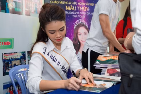 Ký tặng tạp chí Miss Univers Vietnam cho nhà trường và các bạn học sinh.