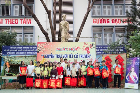 Á hậu Mâu Thủy đã đại diện cho tổ chức Hoa hậu Hoàn vũ Việt Nam trao tặng quỹ khuyến học trường