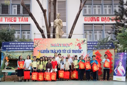 Á hậu Mâu Thủy đã đại diện cho tổ chức Hoa hậu Hoàn vũ Việt Nam trao tặng quỹ khuyến học trường