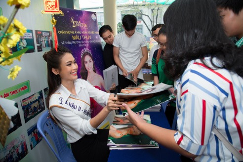 Tặng tạp chí Miss Univers Vietnam cho nhà trường và các bạn học sinh.