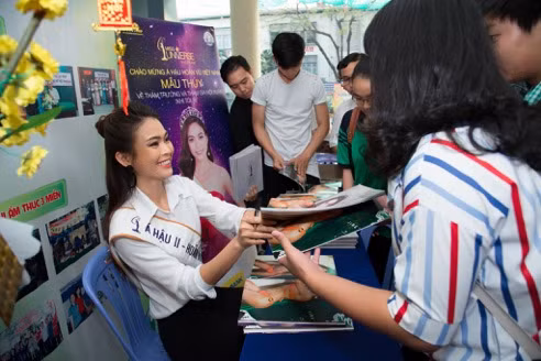 Tặng tạp chí Miss Univers Vietnam cho nhà trường và các bạn học sinh.