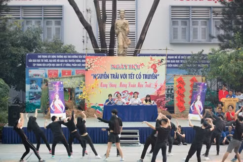 Á hậu Mâu Thủy làm giám khảo phần thi đồng diễn flashmob trong chương trình “Ngày hội Nguyễn Trãi với Tết cổ truyền”