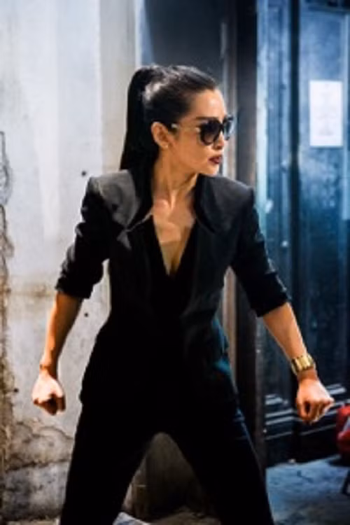 Trở về vẻ đẹp Á Đông dịu dàng nhưng rất cương nghị, quả quyết. Trở về vẻ đẹp Á Đông dịu dàng nhưng rất cương nghị, quả quyết.