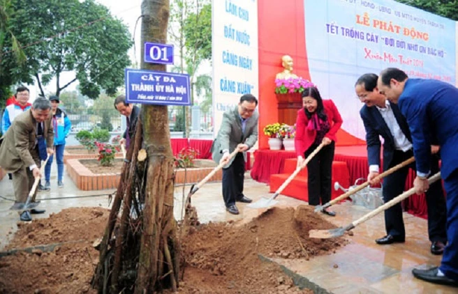 Bí thư Thành ủy Hà Nội Hoàng Trung Hải tham gia Tết trồng cây tại xã Ngũ Hiệp (huyện Thanh Trì). - Ảnh: Hà Nội Mới