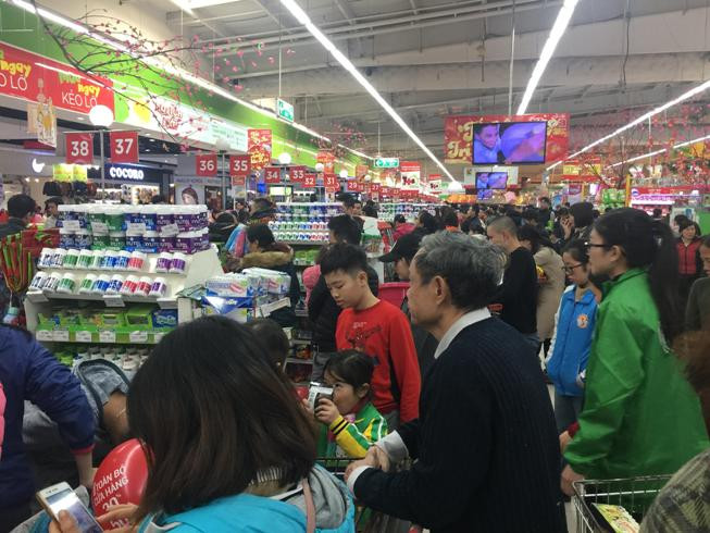 Giá cả hợp lý, dich vụ giao hàng tận nơi, không mất thời gian chen chân ngoài siêu thị đã khiến nhiều người chọn mua sắm Online. Ảnh: BY Giá cả hợp lý, dich vụ giao hàng tận nơi, không mất thời gian chen chân ngoài siêu thị đã khiến nhiều người chọn mua sắm Online. Ảnh: BY