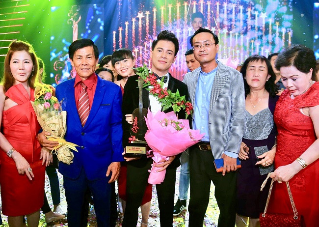 Những cơn mưa đã theo đôi chân Mạnh Nguyên rong ruổi trên các nẻo đường bán kẹo kéo mưu sinh và đã ngấm vào giọng hát của anh. Sở hữu giọng hát mùi mẫn, đầy cảm xúc, Mạnh Nguyên đã xuất sắc giành chức Quán quân Solo cùng Bolero 2017. Những cơn mưa đã theo đôi chân Mạnh Nguyên rong ruổi trên các nẻo đường bán kẹo kéo mưu sinh và đã ngấm vào giọng hát của anh. Sở hữu giọng hát mùi mẫn, đầy cảm xúc, Mạnh Nguyên đã xuất sắc giành chức Quán quân Solo cùng Bolero 2017.