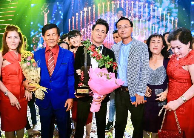 Những cơn mưa đã theo đôi chân Mạnh Nguyên rong ruổi trên các nẻo đường bán kẹo kéo mưu sinh và đã ngấm vào giọng hát của anh. Sở hữu giọng hát mùi mẫn, đầy cảm xúc, Mạnh Nguyên đã xuất sắc giành chức Quán quân Solo cùng Bolero 2017.