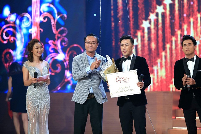 Ông Lê Nguyễn Đức Khôi, Trưởng phòng Quan hệ công chúng, Tập đoàn Tân Hiệp Phát trao giải Á quân 1 cho chàng tài xế đến từ Hà Tĩnh Thiên Bảo, người sở hữu kỹ thuật ca hát vững vàng lẫn bản lĩnh sân khấu. Ông Lê Nguyễn Đức Khôi, Trưởng phòng Quan hệ công chúng, Tập đoàn Tân Hiệp Phát trao giải Á quân 1 cho chàng tài xế đến từ Hà Tĩnh Thiên Bảo, người sở hữu kỹ thuật ca hát vững vàng lẫn bản lĩnh sân khấu.