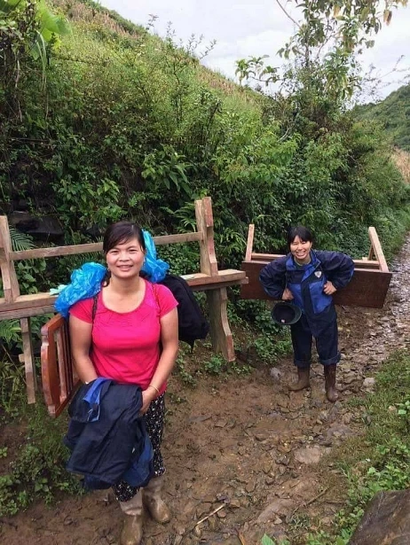 Đường trơn trượt rất dễ ngã nhưng các cô vẫn kiên trì với gánh nặng trên vai là những chiếc bàn học, ghế ngồi của học sinh vùng cao.