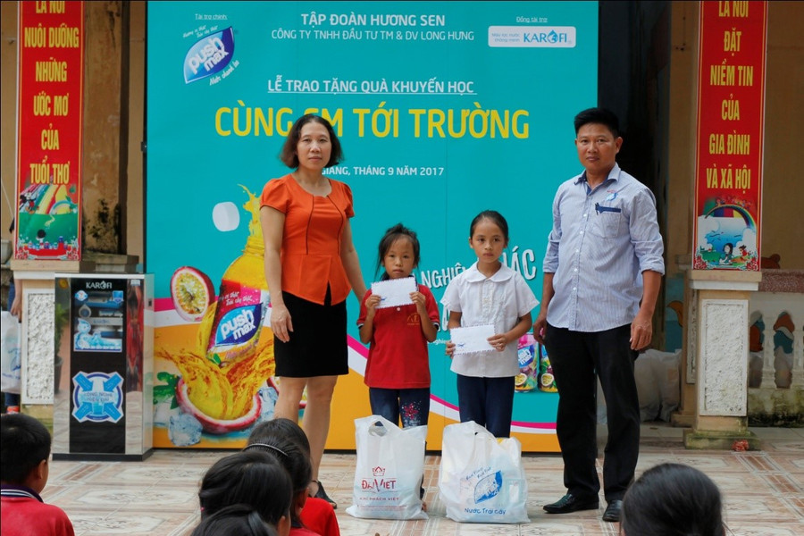 Trường tiểu học Hoàng Lương (Bắc Giang) với cơ sở vật chất còn hạn chế, nhưng các em học sinh vẫn vô cùng hiếu học. Trường tiểu học Hoàng Lương (Bắc Giang) với cơ sở vật chất còn hạn chế, nhưng các em học sinh vẫn vô cùng hiếu học.