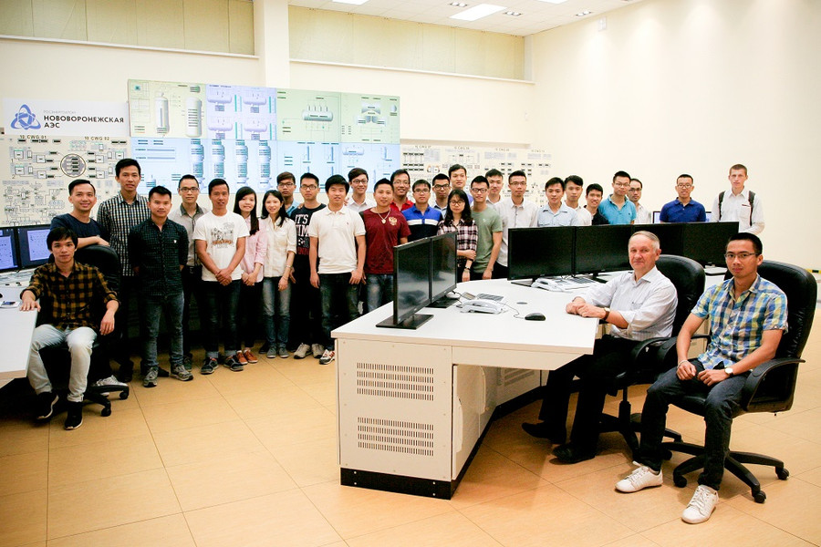 Nguyễn Trị cùng các bạn sinh viên tham gia khóa thực tập tại nhà máy điện hạt nhân Novovoronezh của Nga
