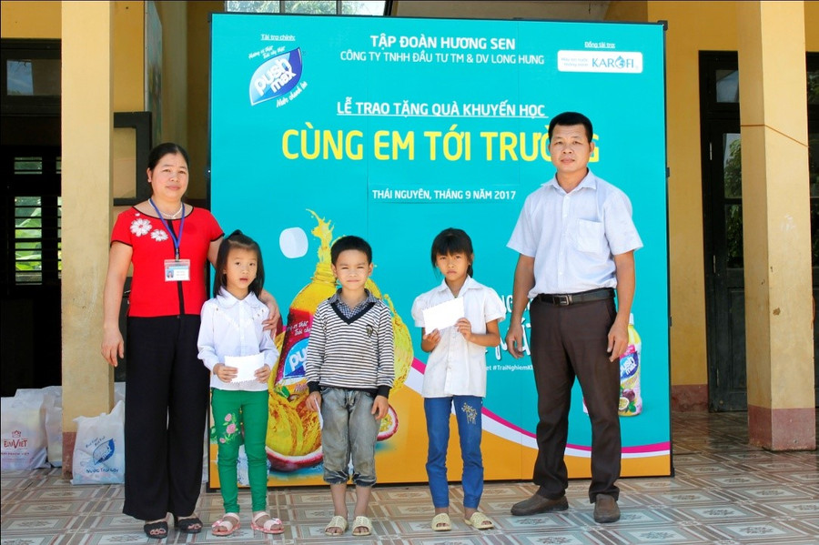 Các suất học bổng trao tặng ba em học sinh khó khăn tại trường tiểu học Nghinh Tường (Thái Nguyên) Các suất học bổng trao tặng ba em học sinh khó khăn tại trường tiểu học Nghinh Tường (Thái Nguyên)