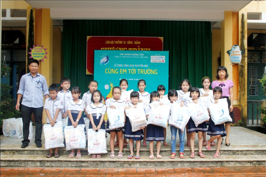 Học sinh trường tiểu học Đông Thành (Bắc Giang) nhận các phần quà khuyến học Học sinh trường tiểu học Đông Thành (Bắc Giang) nhận các phần quà khuyến học